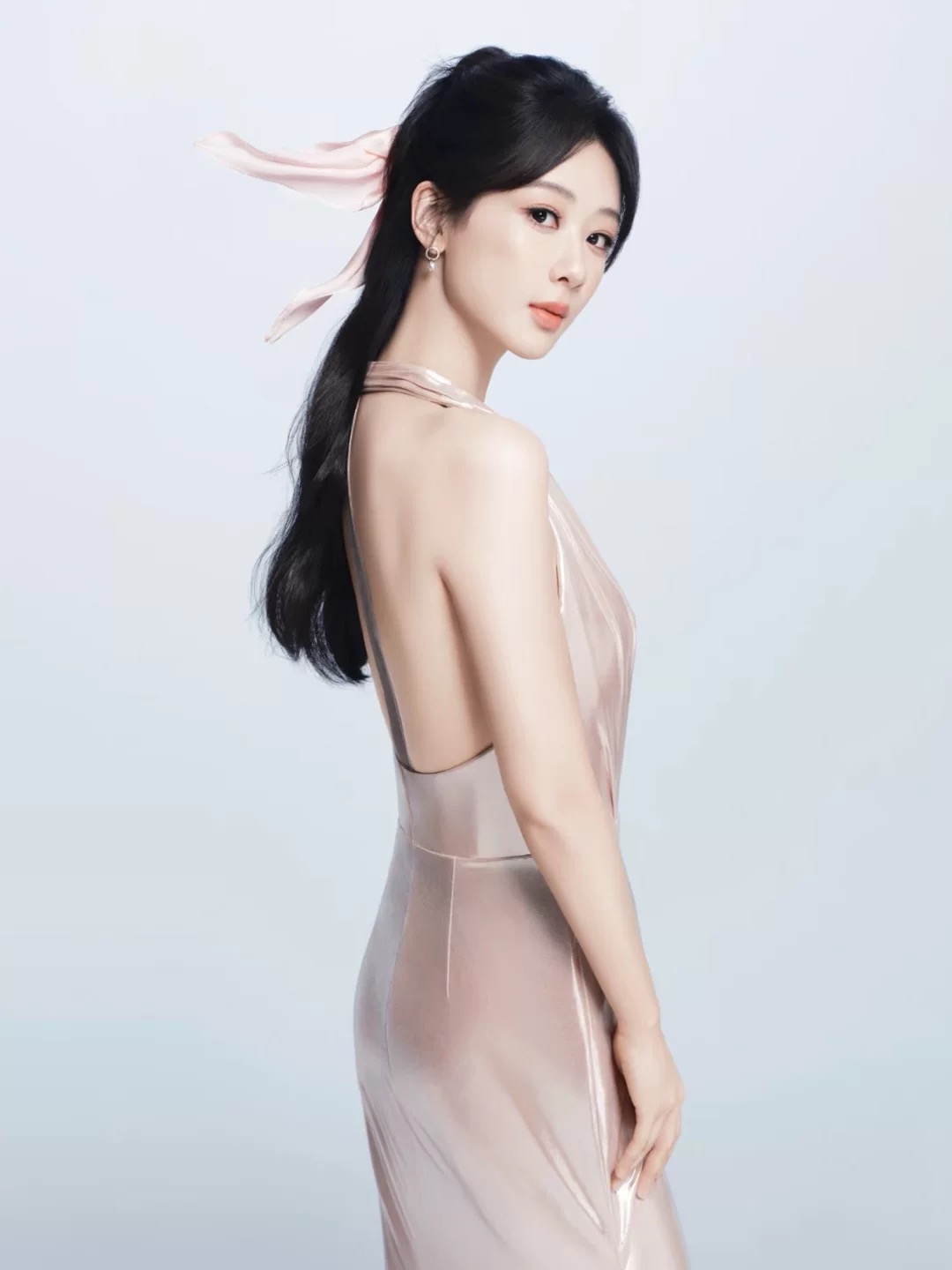 杨紫柔雾粉流光裙颜值暴击美学解码